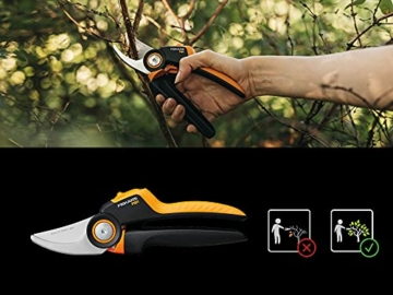 fiskars-bypass-gartenschere-m-x-series-powergear-p921-mit-rollgriff-fuer-frische-aeste-und-zweige-antihaftbeschichtet-edelstahl-klingen-laenge-201-cm-schwarz-orange-1057173-4