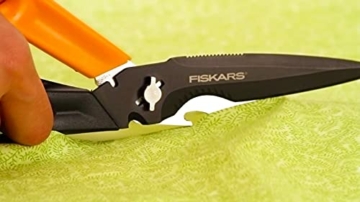 fiskars-mehrzweckschere-mit-trennbaren-klingen-inklusive-schutzhuelle-mit-scheren-schaerfer-laenge-23-cm-titaniumbeschichtung-rostfreier-stahl-klinge-kunststoff-griffe-schwarz-orange-cuts-more