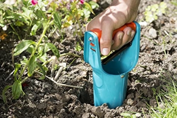 gardena-blumenzwiebelpflanzer-ideales-gartenzubehoer-zum-setzen-von-blumenzwiebeln-mit-ausloeseautomatik-und-tiefenskala-pflanzhilfe-aus-qualitaetsstahl-mit-duroplast-beschichtung-3412-20-7