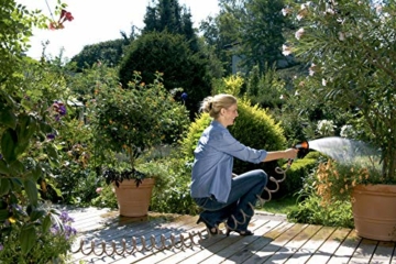 gardena-4647-u-spiralschlauch-set-10-m-spiralfoermiger-gartenschlauch-zum-giessen-und-bewaessern-kleinerer-flaechen-rueckstellkraft-durchmesser-9-mm-mit-gardena-systemteilen-und-brause-4647-20-2